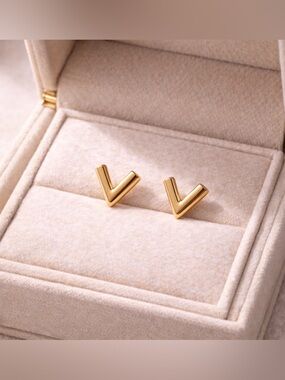 🎂Gold V-Shape Stud Earrings
